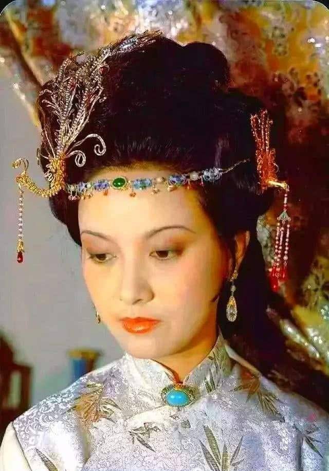 邓婕"啪"一拍桌子,一回头,把全剧组镇住了,周月