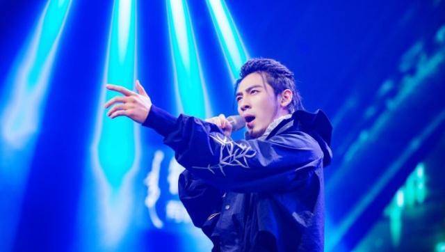 郑云龙和首次上台的张超搭配,两个人完美呈现,声音配合很默契.