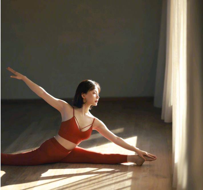 陈数晒照做超高难度瑜伽,苗条曲线一览无遗,一双筷子腿太细长_运动