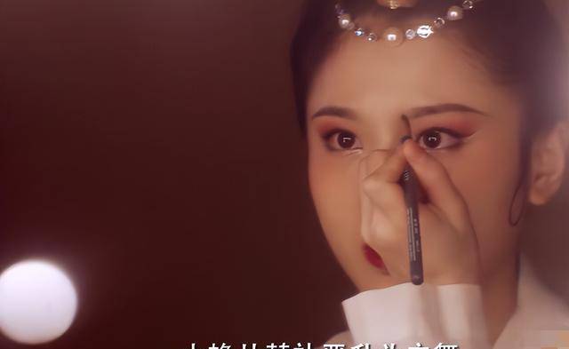 我们这十年:忍了娄艺潇的"肿肿脸",实在忍不了张慧雯的斗鸡眼_表演