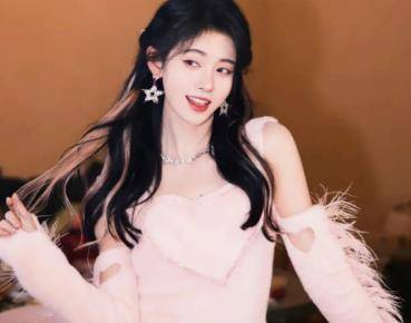 鞠婧祎性感抹胸,红色短裙配上黑色皮靴,整个人都发光了_时尚_风格