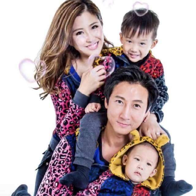 晒全家福秀恩爱,与小9岁娇妻有夫妻相_洪天明_周家蔚_父亲