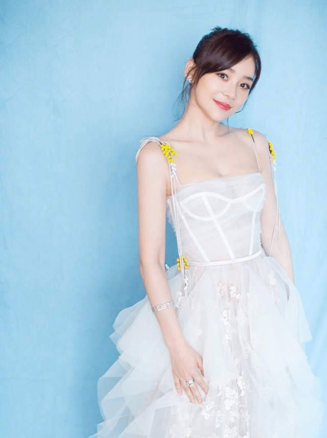 袁姗姗:颜值爆表身材火辣,她如何用才华征服娱乐圈与时尚界,成为真正