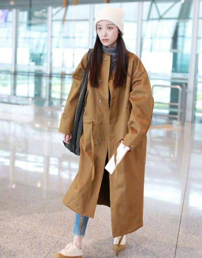 从倪妮四款秋冬大衣的搭配,看出她的私服穿搭风格,舒服又自在!