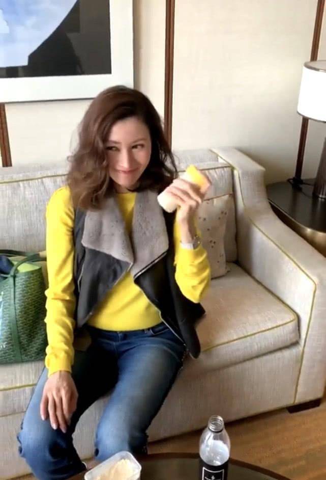 李嘉欣晒照很不真实,修图之后人年轻气质又好,其实本人很老了!