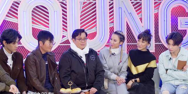 不恒定,粗略统计一下,整季节目飞行嘉宾数量多达8位,包括谭咏麟,李健