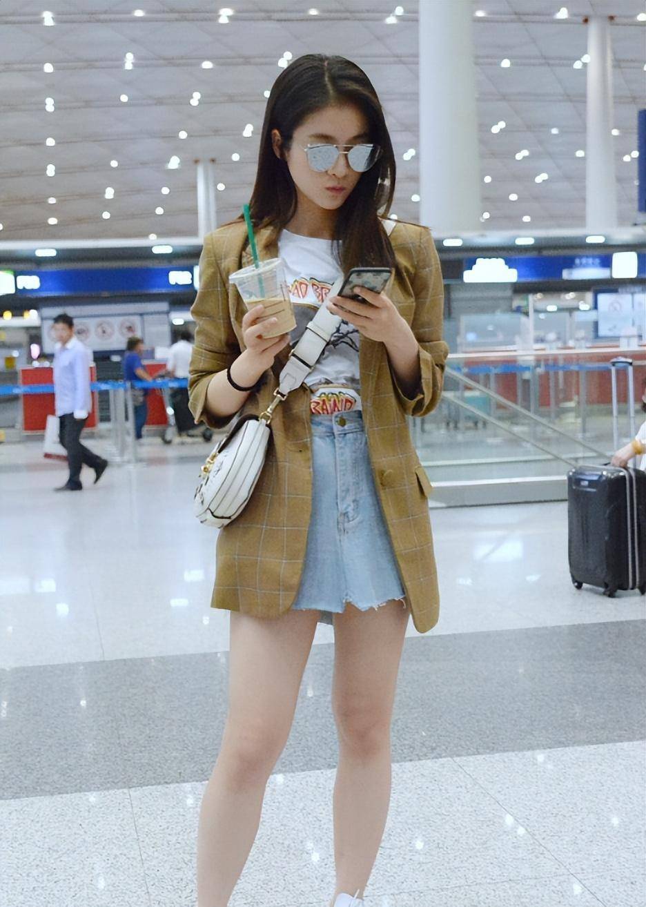 "碎纸片"的6厘米牛仔裤搭配西服,张雪迎变身街头奶茶妹_时尚_女孩