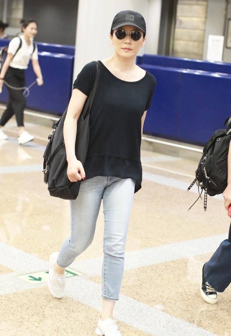 50岁俞飞鸿近照,皮肤暗黄眼袋下垂,岁月又能放过谁?_气质_女神_一身