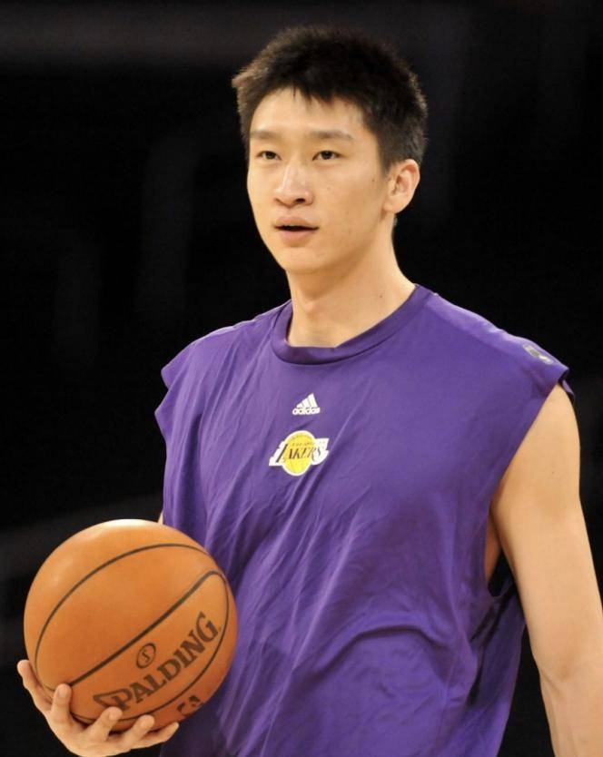 孙悦天赋如此之高,为何是湖人队的饮水机球员,无法立足nba_比赛_竞争