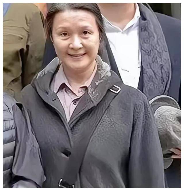 方舒:和陈国星离婚,嫁给小10岁的屠洪刚,惨被抛弃,如今怎样了_事业