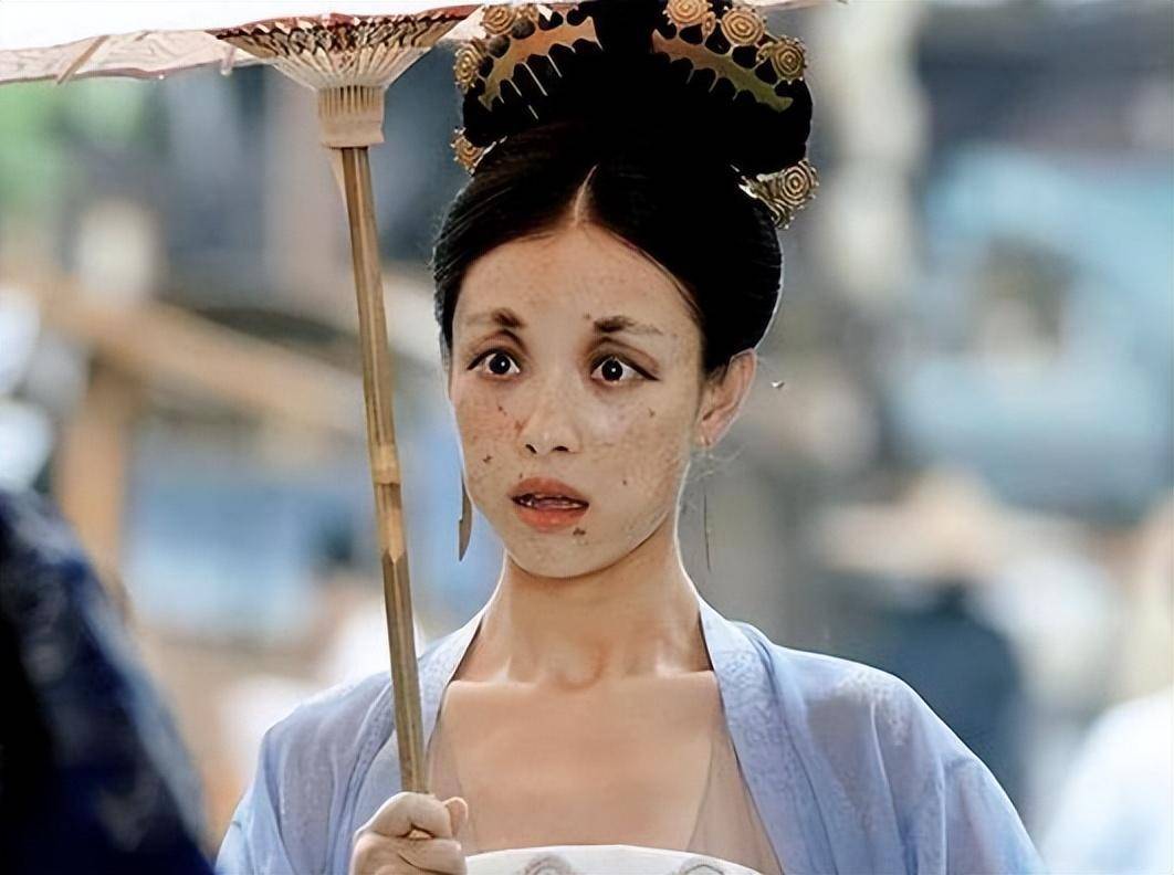 其实,在《奇门遁甲》中,倪妮的"丑"更过分.