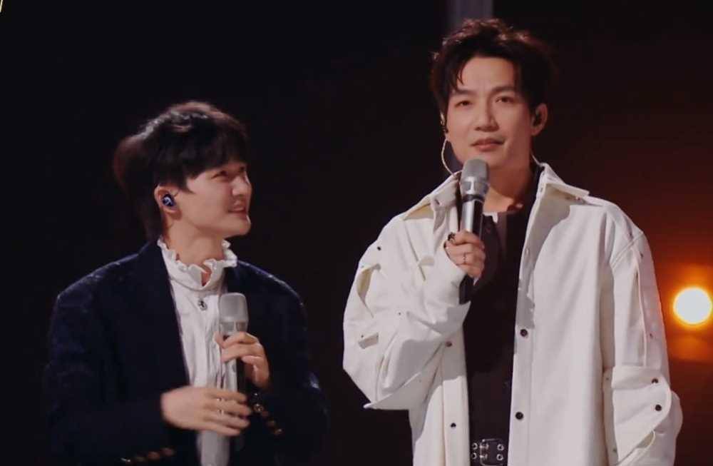 面对韩红,周深神色紧张,甚至有些颤抖.