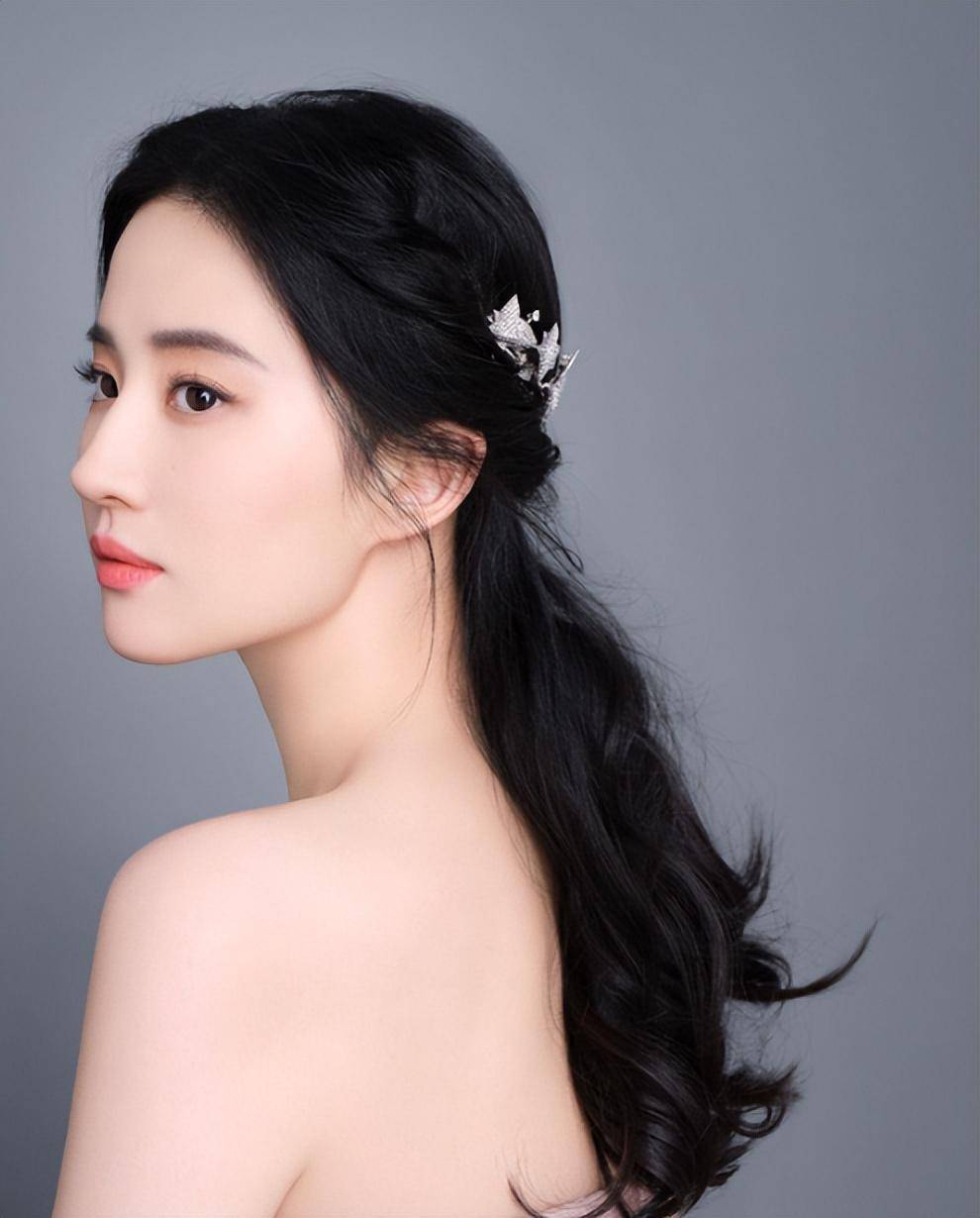 在这个日新月异的时尚世界里,刘亦菲用轻松又具体的风格为我们介绍了