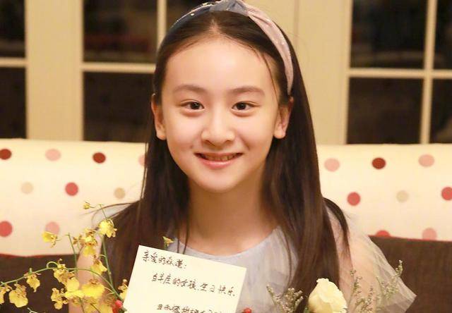 王诗龄近照曝光,一身高奢富贵典雅,超瘦的身材和高颜值引热评_李湘