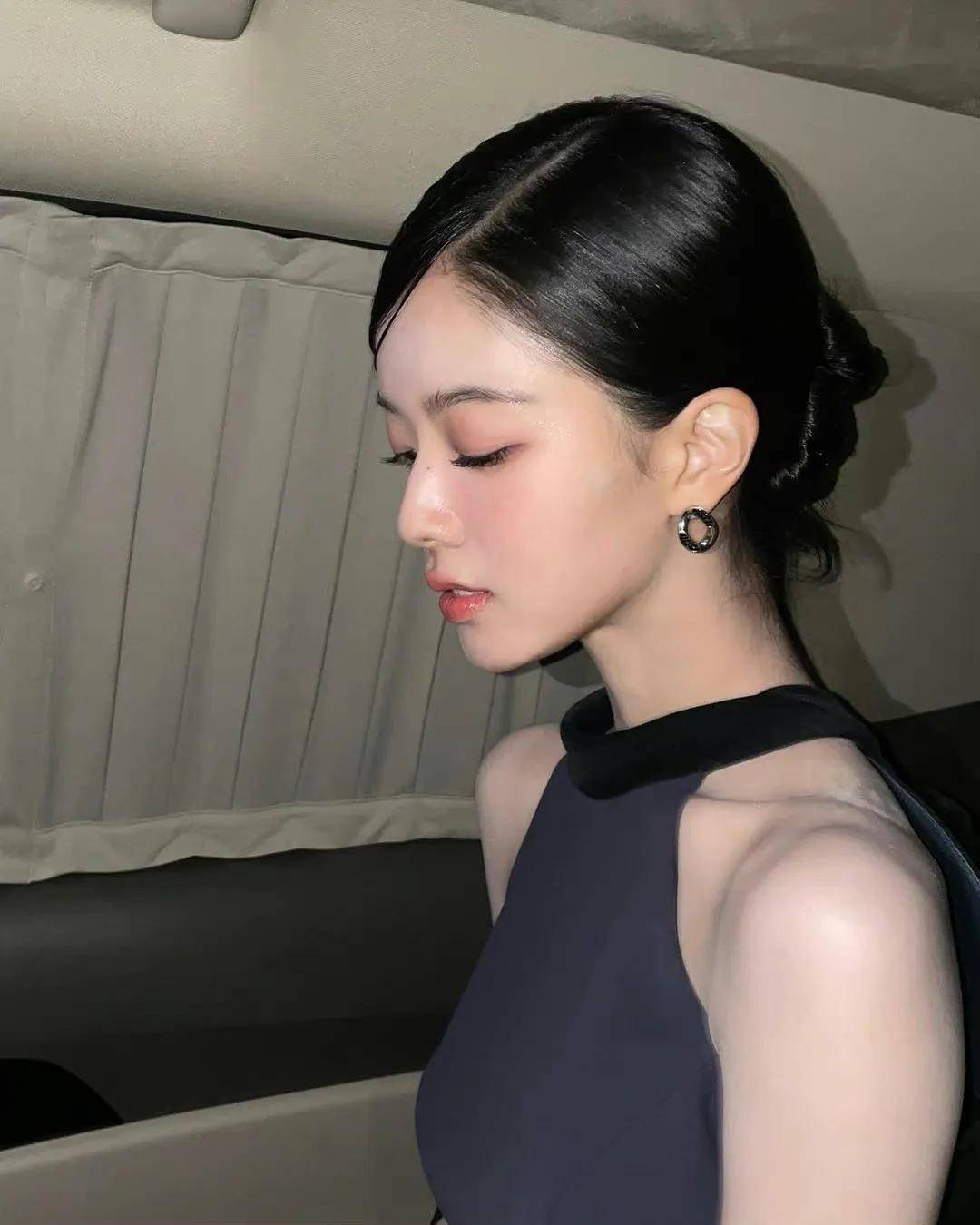 有人说她长得像女版的车银优,说她笑起来像孙艺珍.