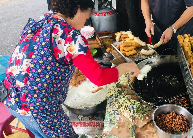 小吃的嗲在閩南語裡面是餅塊的意思,閩南人說一塊餅發音就是一嗲餅