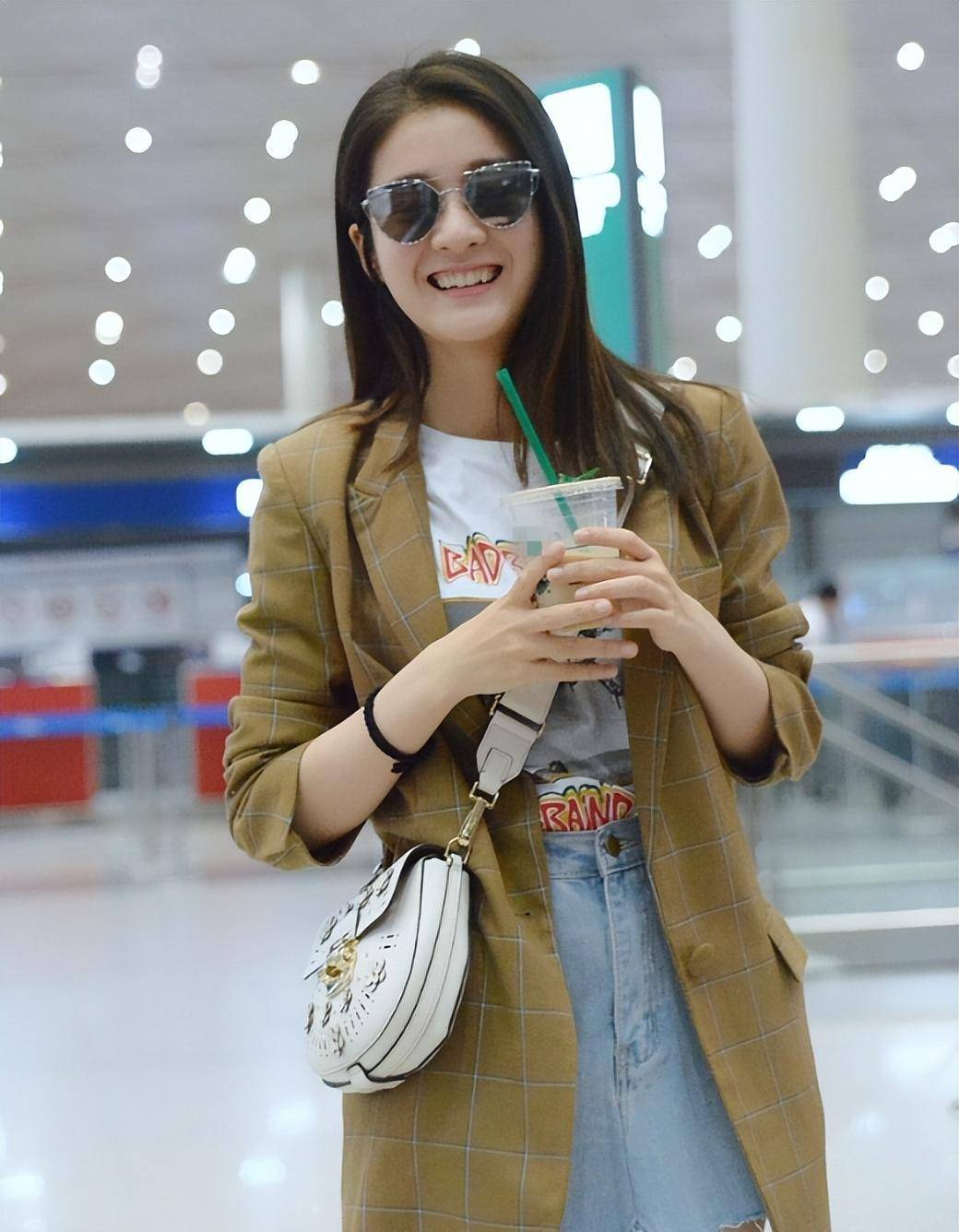 "碎纸片"的6厘米牛仔裤搭配西服,张雪迎变身街头奶茶妹_时尚_女孩