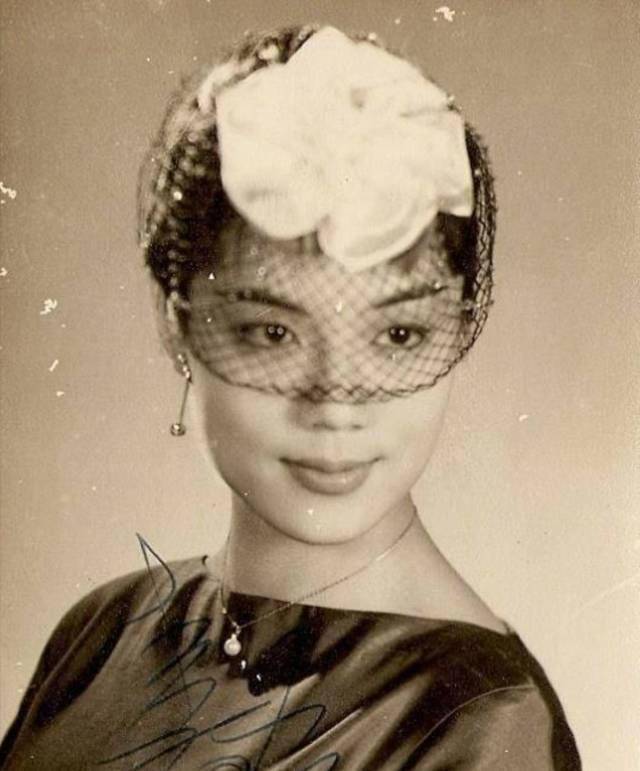 片时髦女郎,与男星相恋10年分手,2婚富商再见还是朋友_嘉玲_谢贤_南红