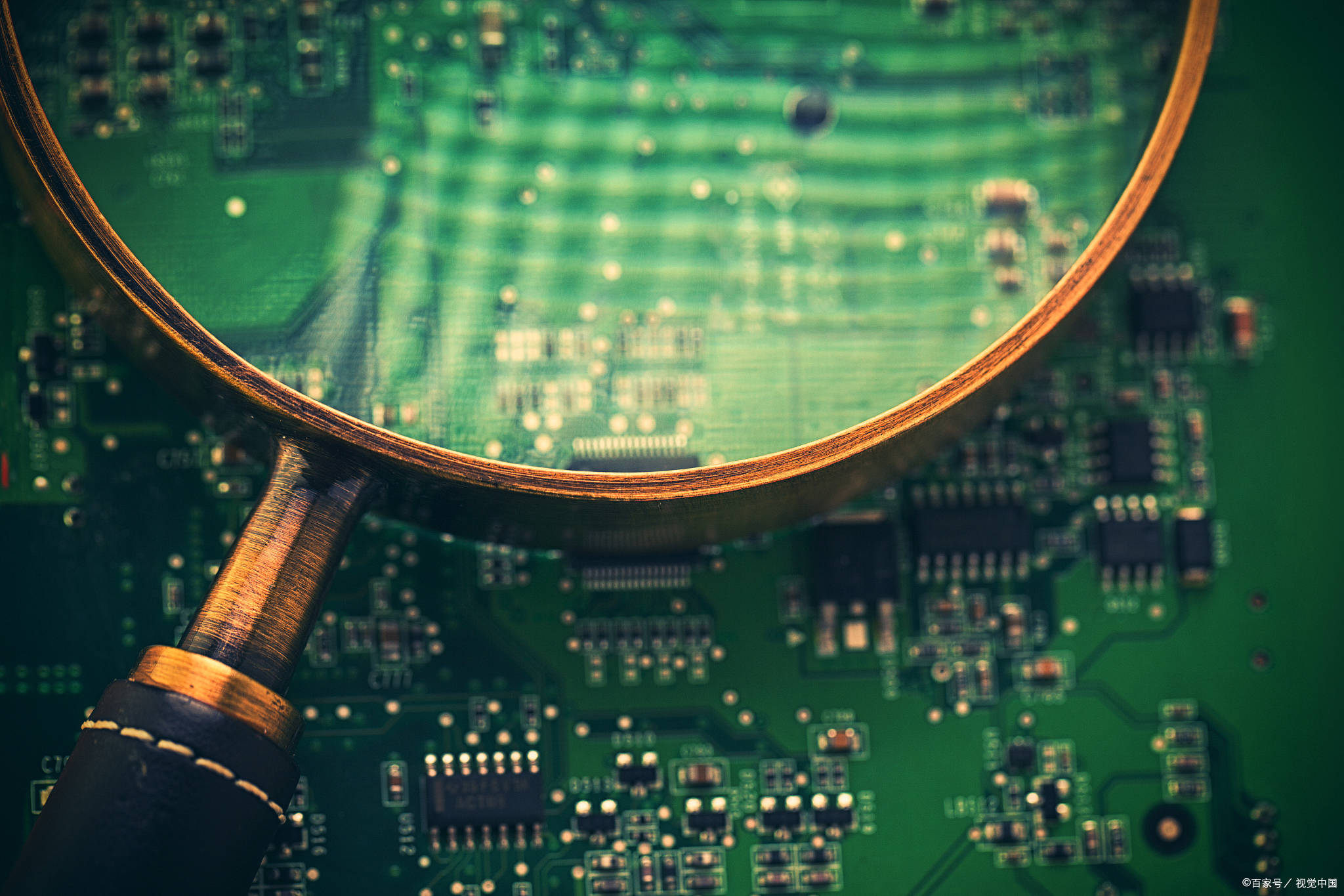 在中国国内首次真正落地了量子芯片的批量自动化测试,量子计算机的