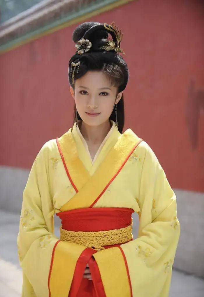 2010年,她因在《杨贵妃秘史》中饰演丫鬟春儿而受到关注.