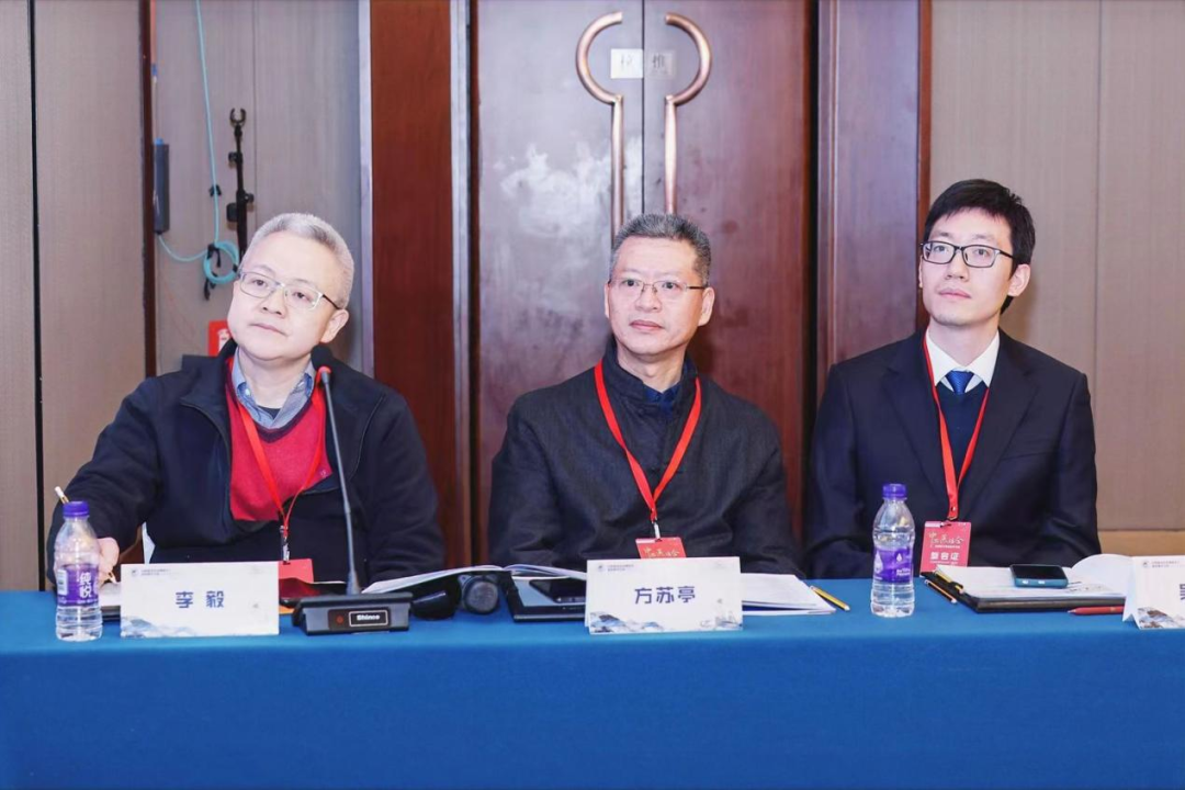 足踝外科诊疗中心微创与矫形病区主任李毅教授担任主持▲足踝外科