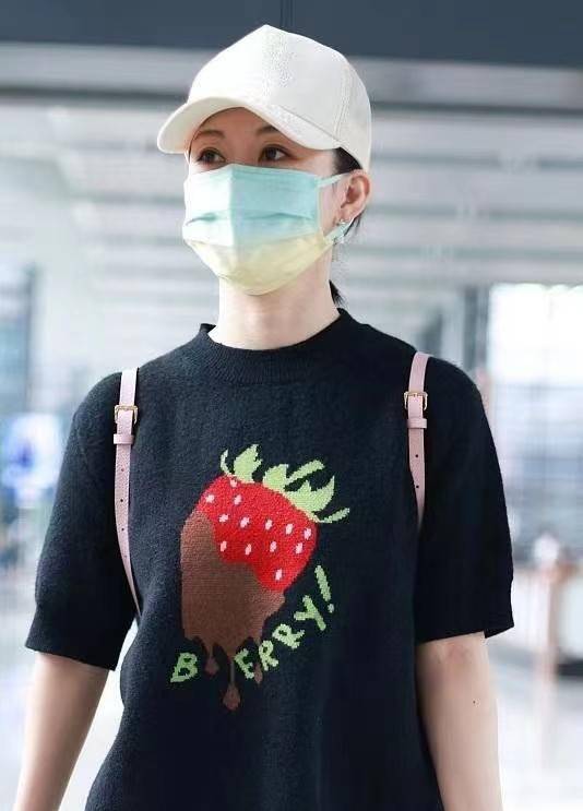 "九球天后"潘晓婷走机场,穿草莓t嫩得像小姑娘,背2万包不奢侈_女性
