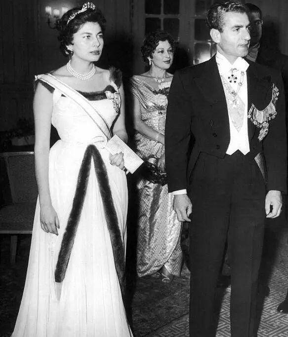 伊朗末代王后美艳动人:国王每天送珠宝哄她开心,8年无子被流放_巴列维