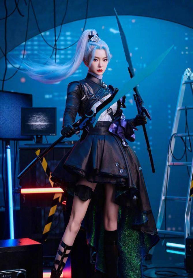 戚薇腿环 黑丝,关晓彤腿环 白丝,差距在哪?_文化_角色_细节