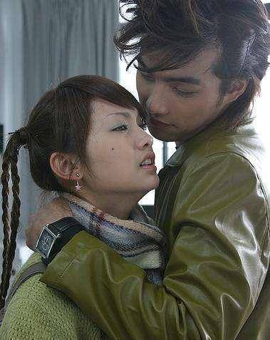 她跟贺军翔合作拍摄了偶像剧《恶魔在身边》,还演唱了主题曲《暧昧》.