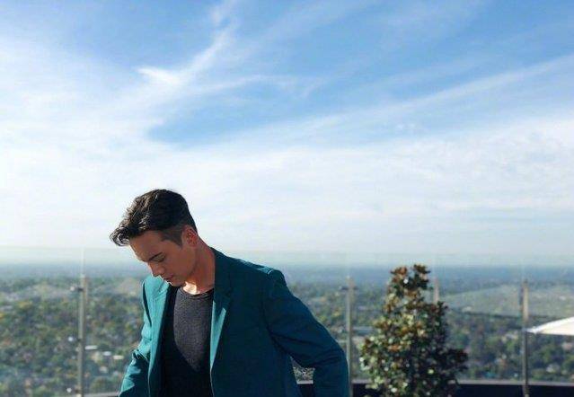 刘亦菲呆萌李易峰把自己逗笑_陈伟霆_裤子_样子