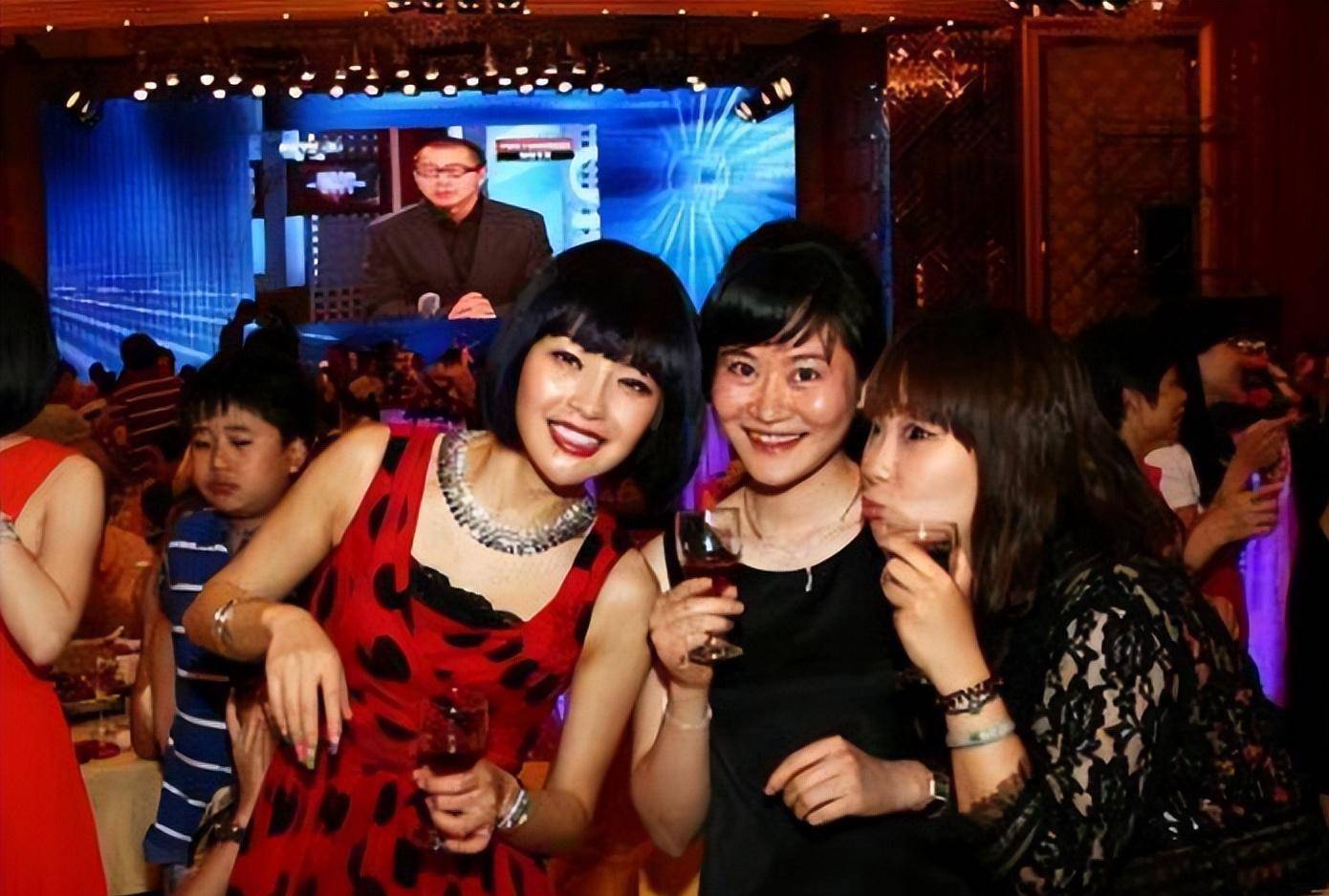 40多岁的他,依然气色不减,易建联前老板娘广受关注,身价40亿_吴迪