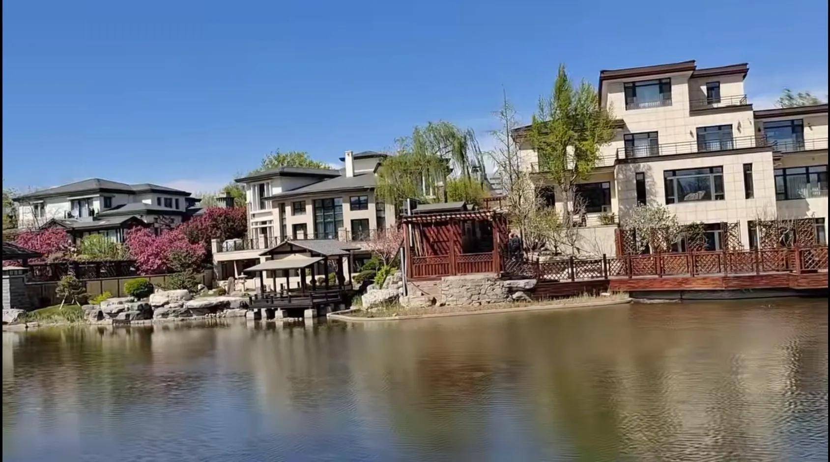 这里就是女明星赵丽颖居住的价值上亿的位于北京朝阳区的别墅豪宅