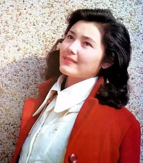 地方著名演员李羚拒绝富二代嫁初恋,婚后住10平米车库,她幸福吗_电影