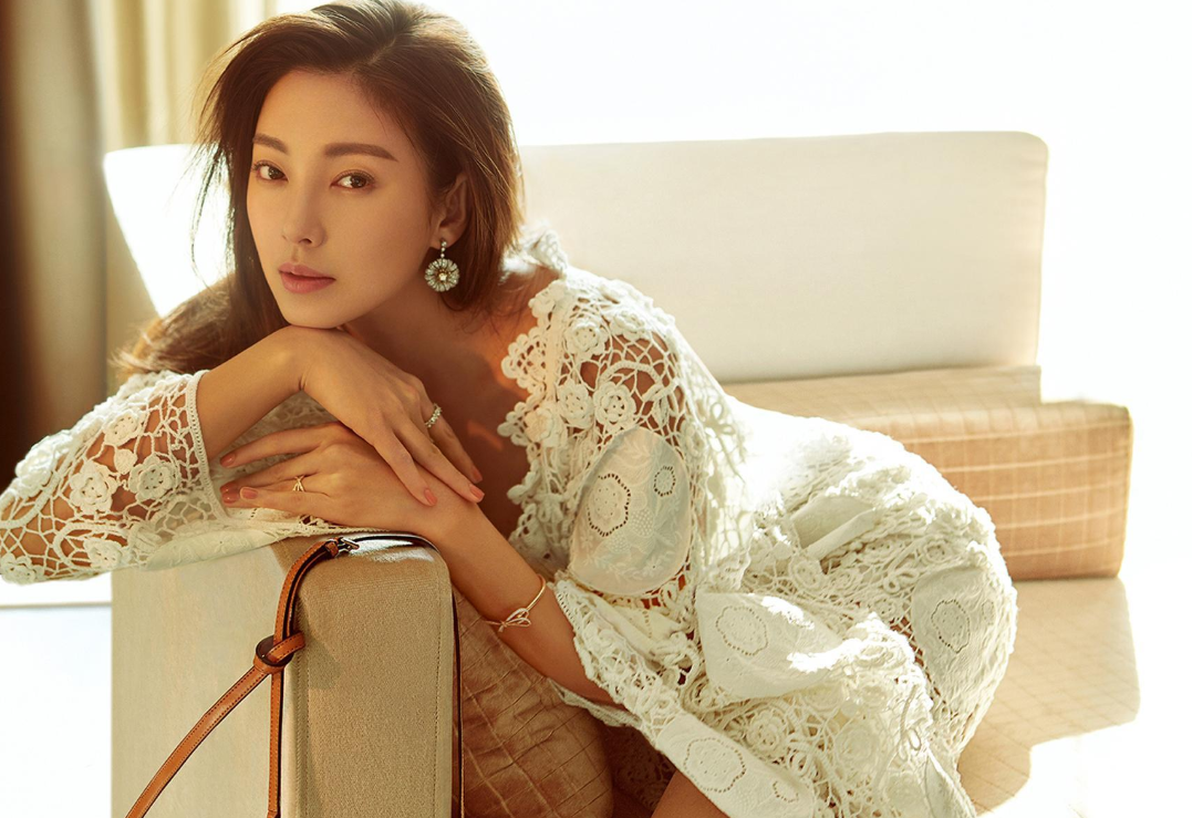 只有短短几年,不久之后,张雨绮母亲经别人介绍,再次嫁人,张雨绮也有了