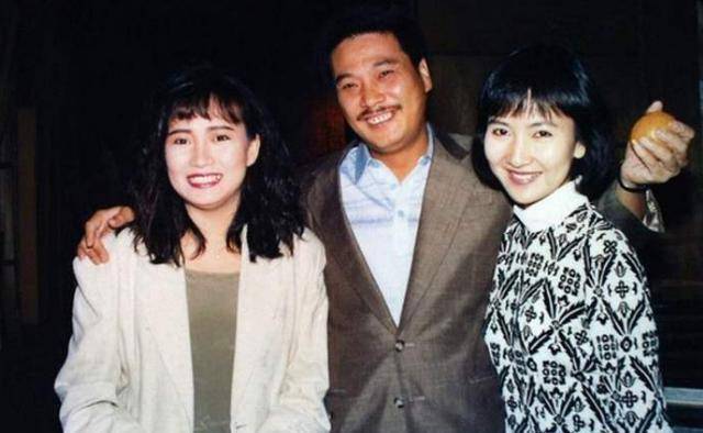 1993年,吳孟達在拍攝《花田喜事》時,認識了女演員侯燕珊,並玩起了