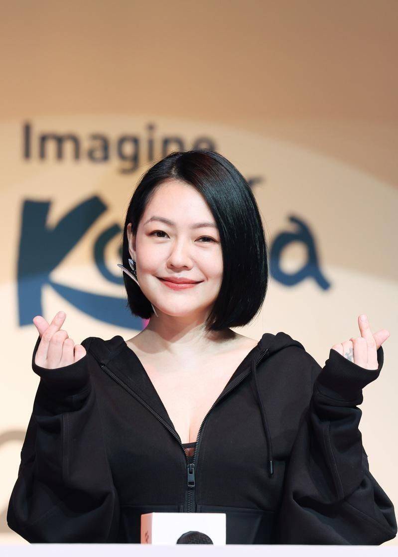 18岁穿全套迪奥,坐在地上不嫌脏,但被批廉价_时尚_elly_lily