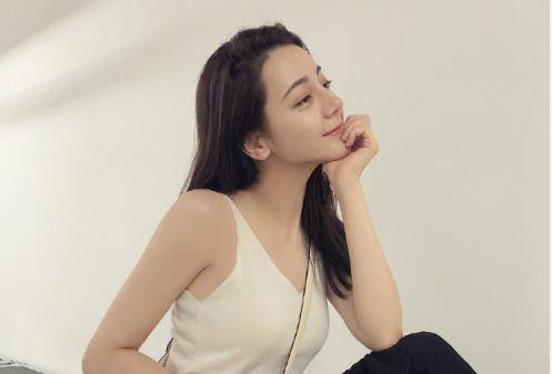 片酬真的是非常高,所以很多明星旗下都有豪车豪房,为什么迪丽热巴需要