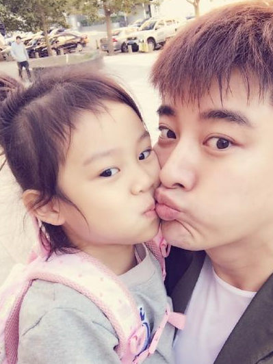 当pgone向嫂子示好时,李小璐应该并没有想到他别有用心也在于李小璐的