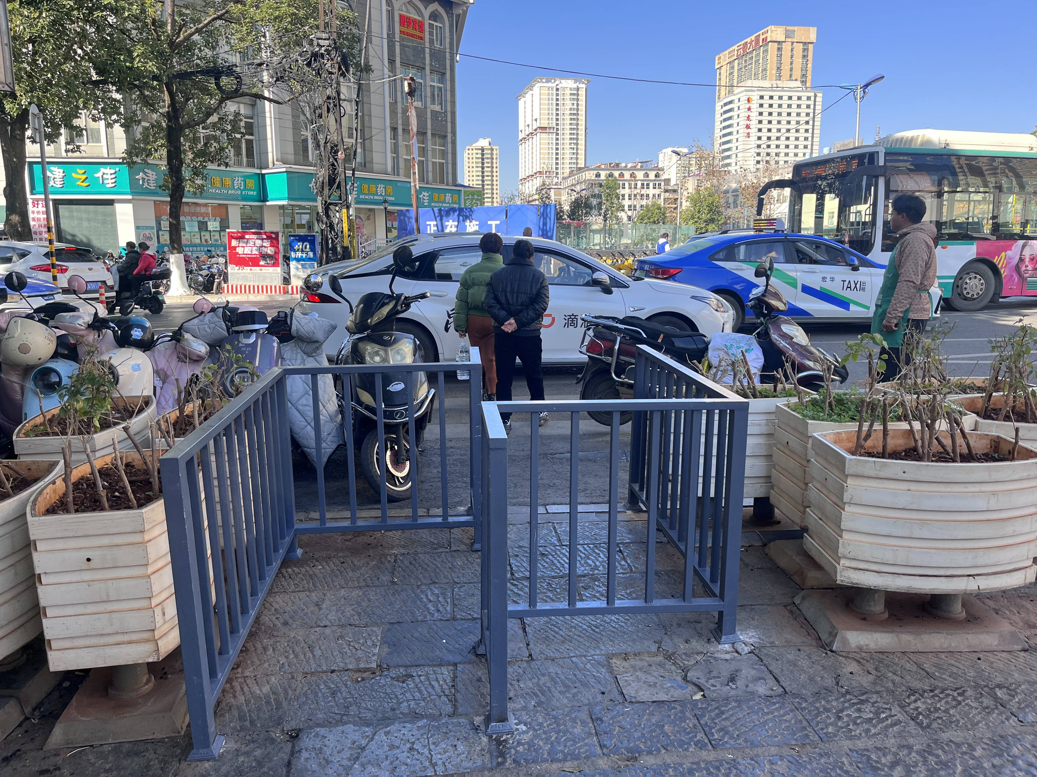 曝光台·追踪|金马坊广场出入口新增无障碍通道 婴儿车.