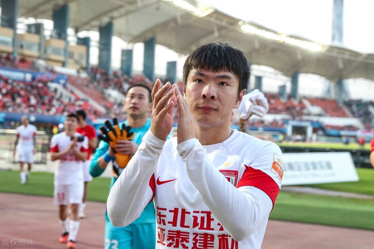 最近几个赛季张宇峰则是成为了亚泰核心,代表球队出战中超