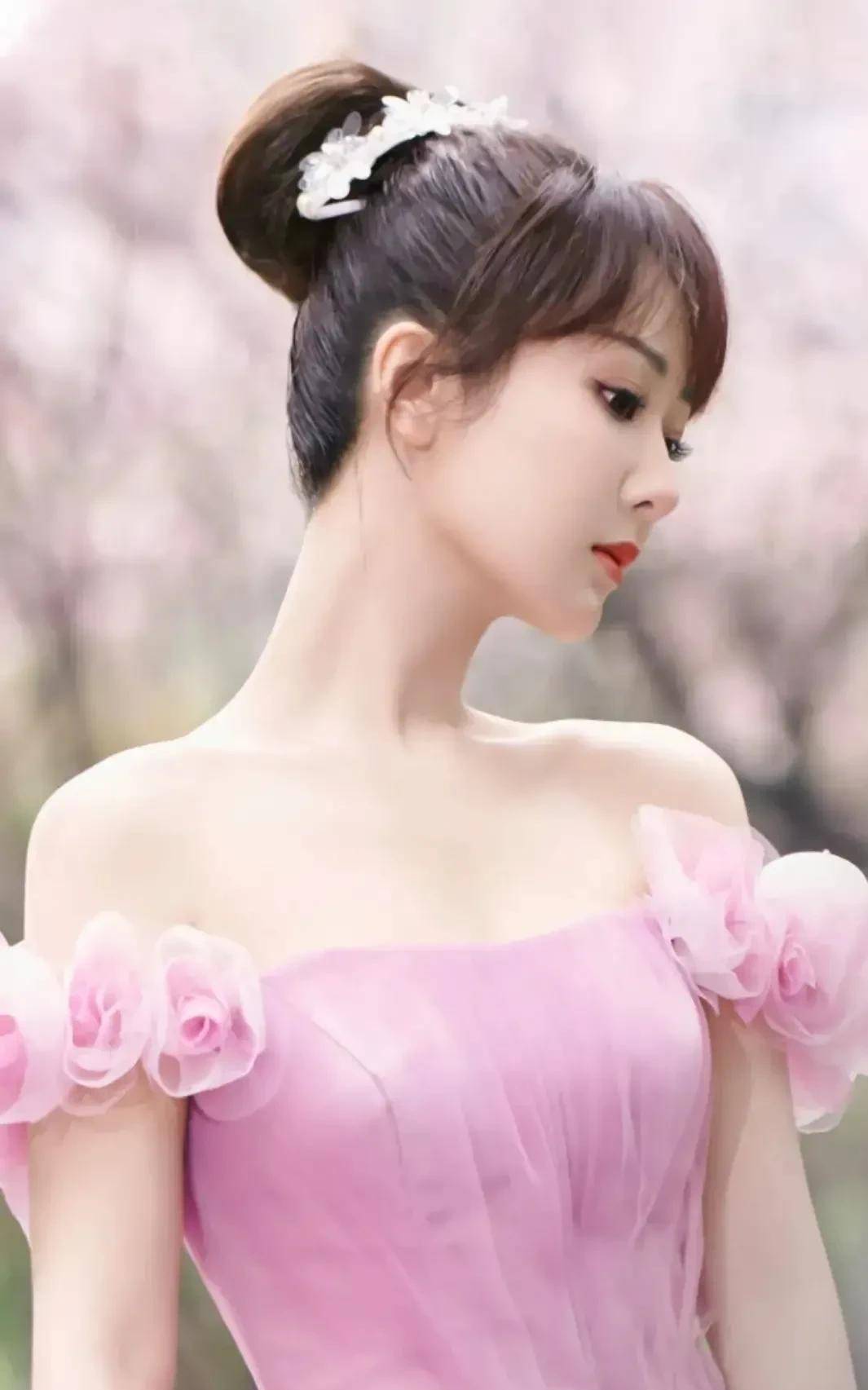 杨紫身穿各种礼服裙,美得就像一个小公主,亭亭玉立,温润甜美