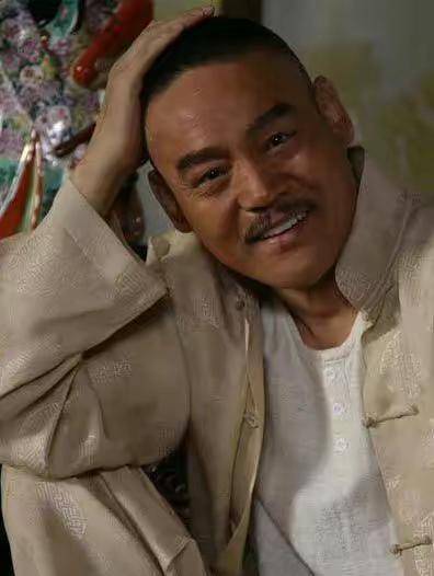 在北京人艺以后,他又凭借话剧《桑树坪纪事》获得"梅花奖",这个在话剧