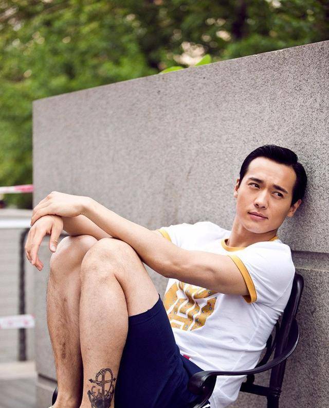 高云翔在社交平台上晒出自拍,配文是《北京一夜》中的歌词_董璇_唐嫣