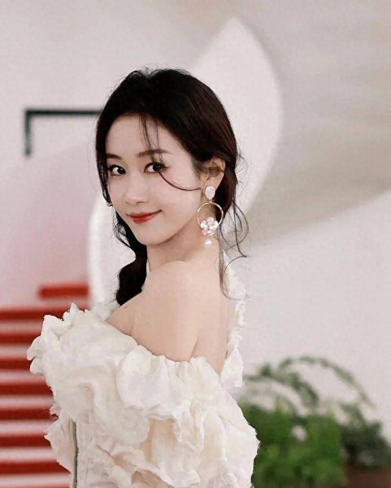 刘美含白色礼服,优美身姿显得更加婀娜多姿,美丽优雅_时尚_服装_风格