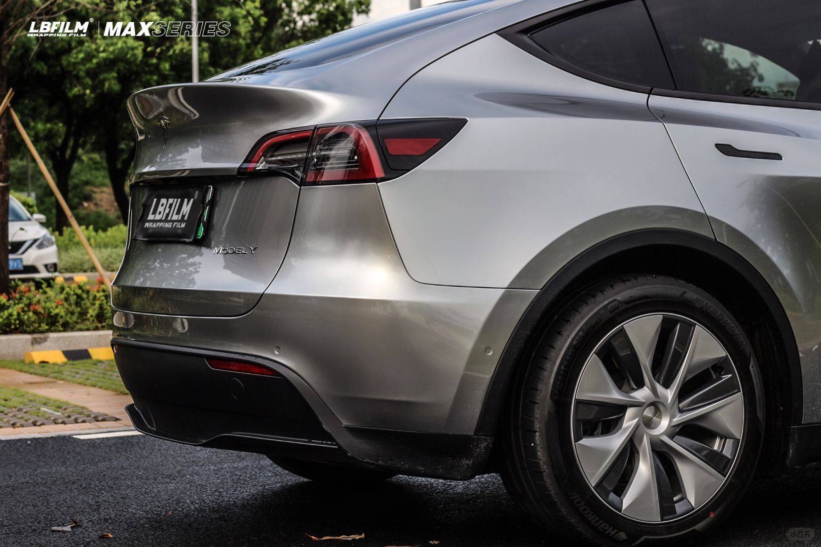 特斯拉modely-lb改色膜液态金属银,科技感冲击效果很明显_颜色_什么