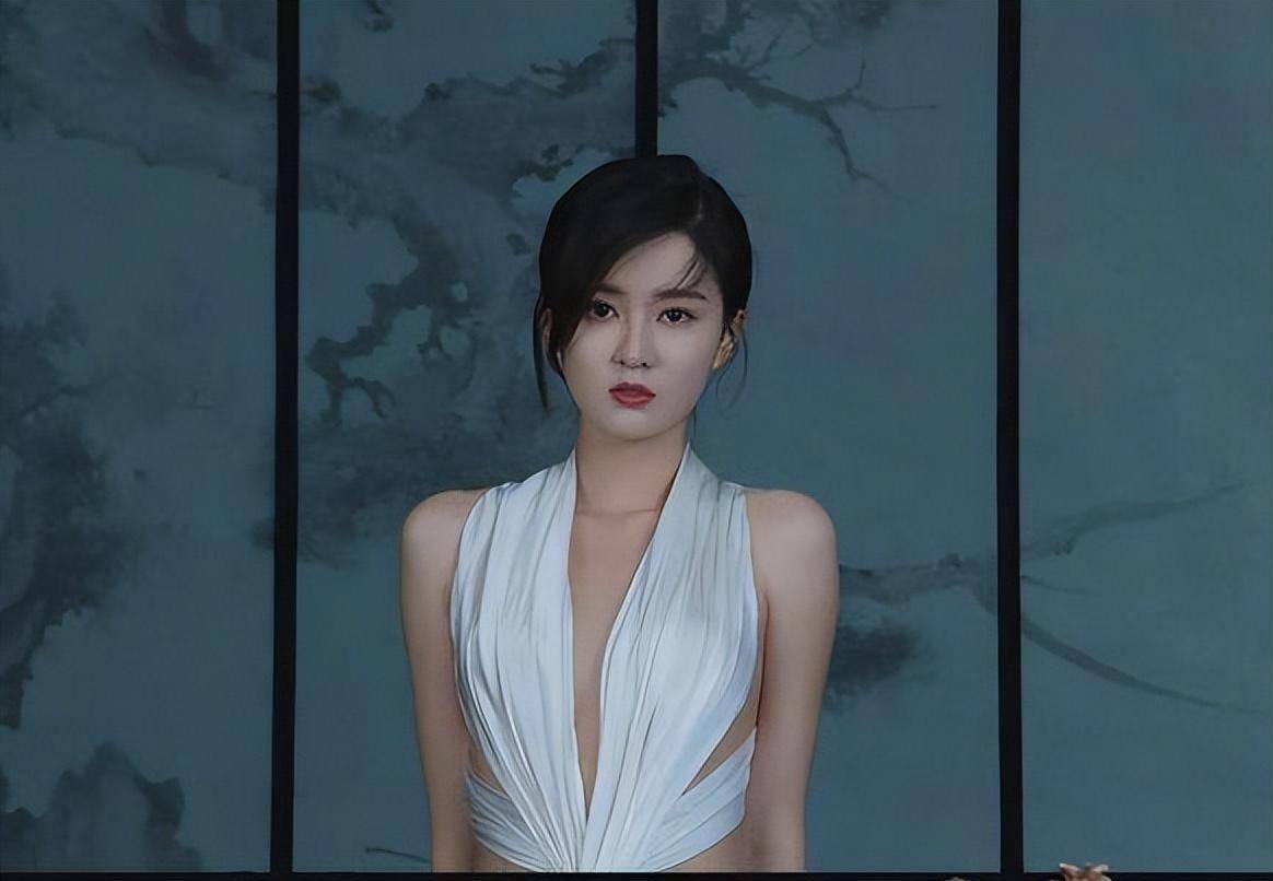 乔欣礼服大胆设计,仅靠3根线展现高级时尚感!