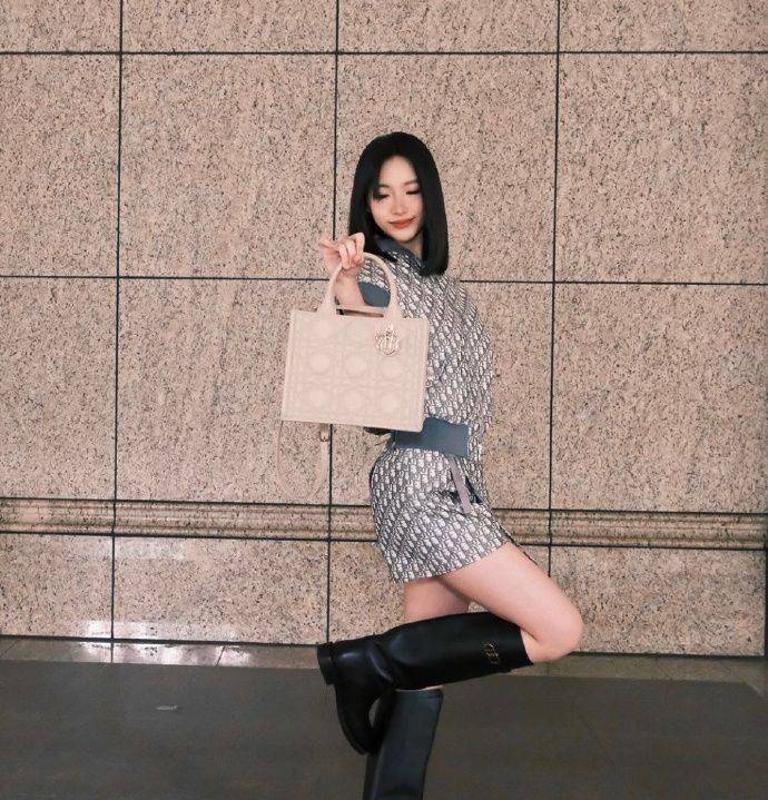 18岁穿全套迪奥,坐在地上不嫌脏,但被批廉价_时尚_elly_lily