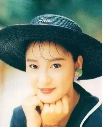 扮演1995年版李莫愁的演员是李雪,本名严慧明.