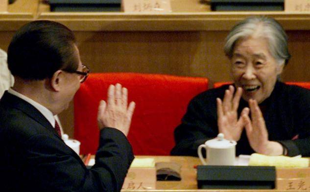 2006年王光美逝世前,为何向女儿作揖?