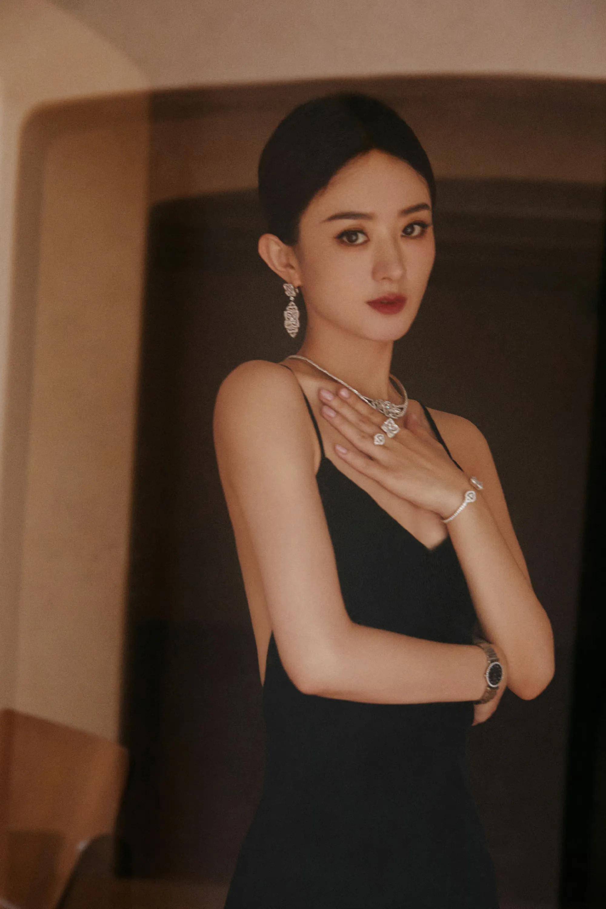 赵丽颖黑色深v吊带露背裙造型 知性优雅 大气妩媚